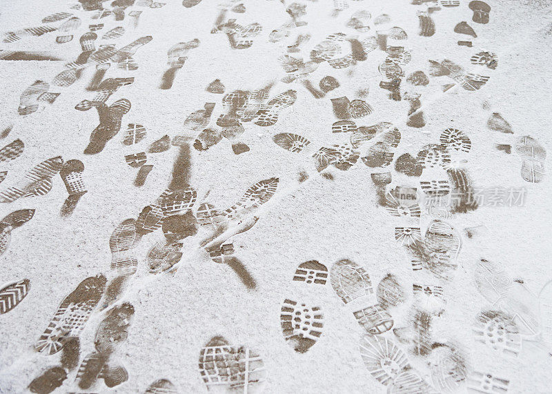 雪地上的一组脚印