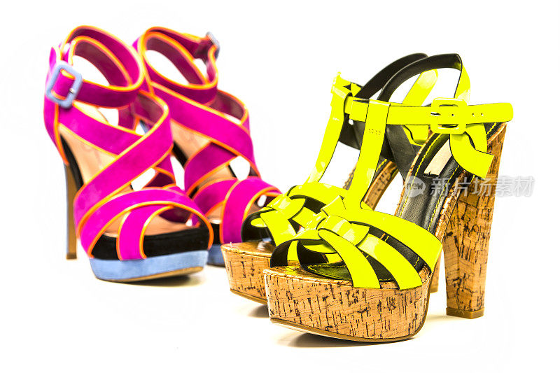高跟鞋凉鞋在花哨的夏季颜色