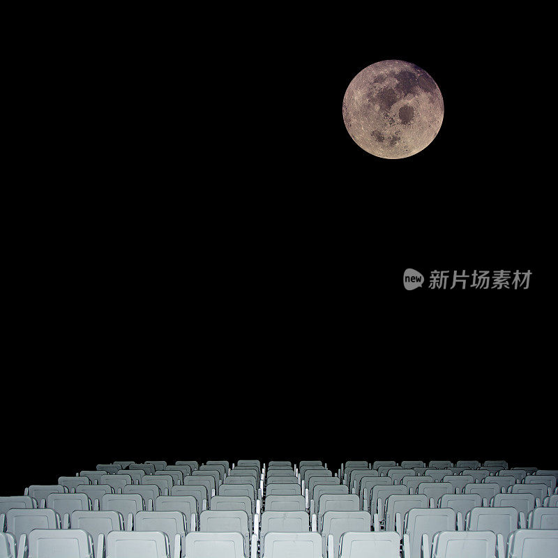 空荡荡的剧院，只有月亮的背景