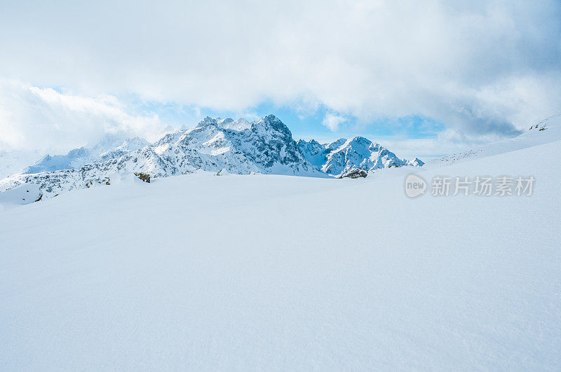 晴天的高山景观