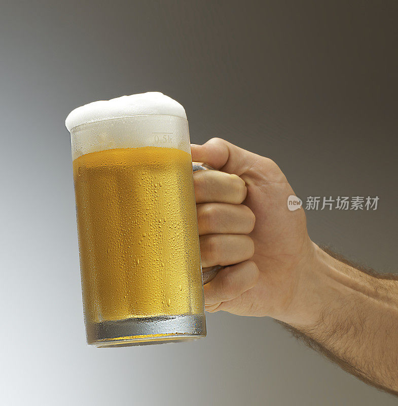 男性用手敬酒