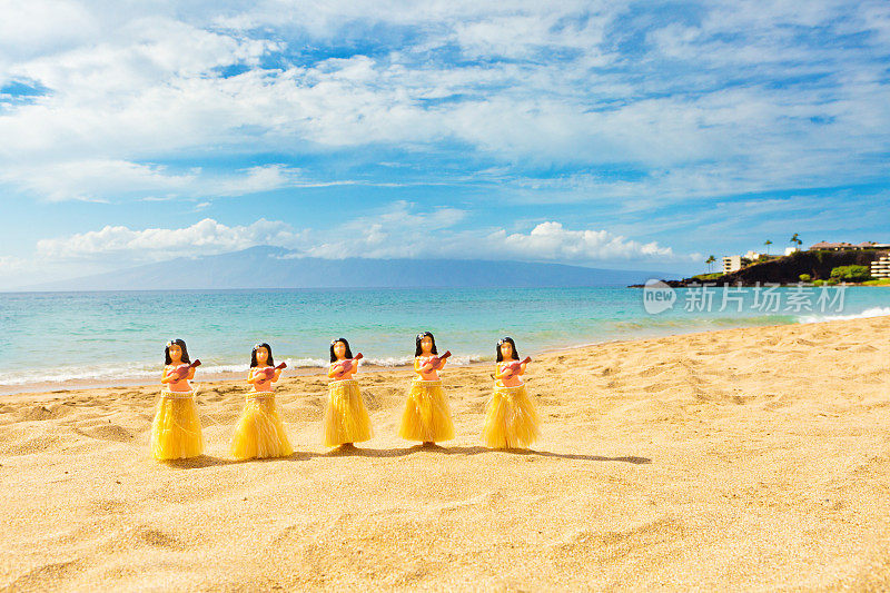 夏威夷草裙舞人偶在毛伊岛卡纳帕里海滩跳舞
