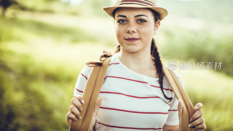 有雀斑的徒步旅行者女孩