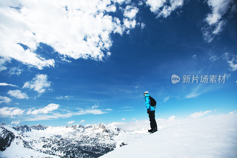 滑雪者在山上享受大自然