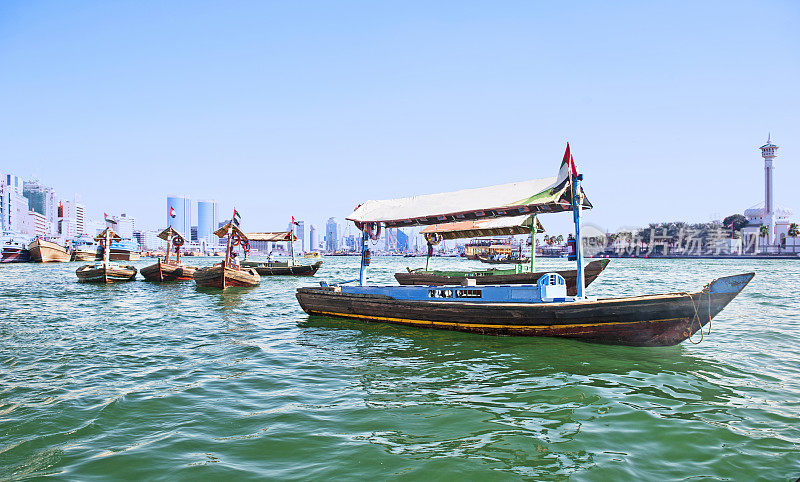 迪拜河的传统阿布拉船