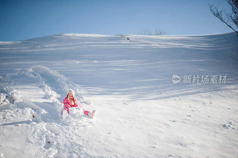 孩子在雪地上滑行