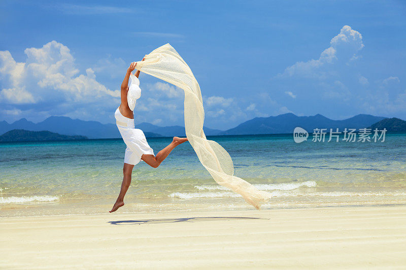 海滩上的快乐女人