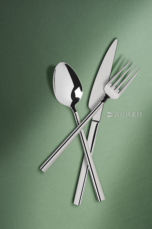 餐具。一套叉子、刀和勺子。