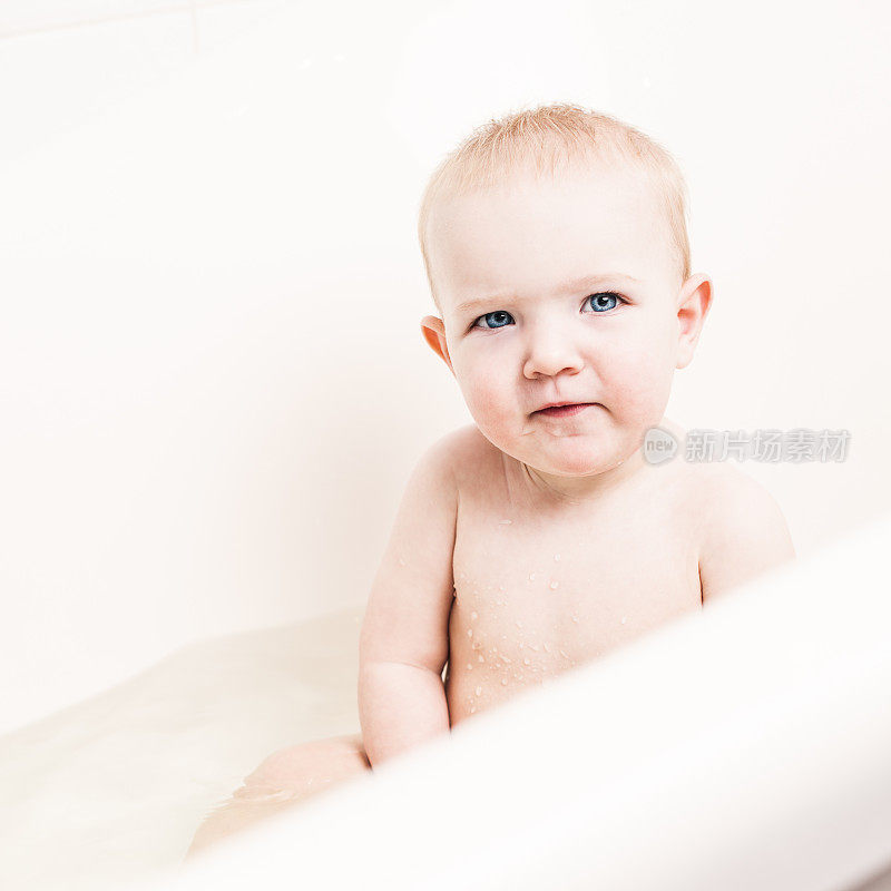 可爱的小女孩在浴缸里