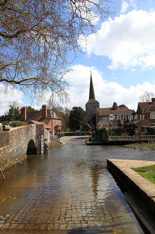 典型的英国村庄，有福特桥和教堂