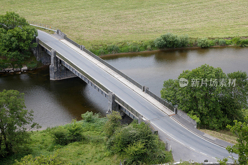 托伊河上的公路桥