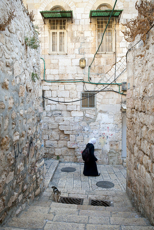 一名巴勒斯坦妇女走在耶路撒冷老城的穆斯林区