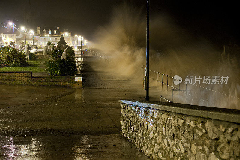 暴风雨中，海浪冲过泰格茅斯的海滨长廊