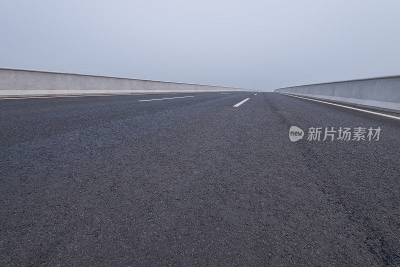 天空下的公路