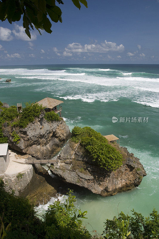 海滩上的岩石对天空的风景