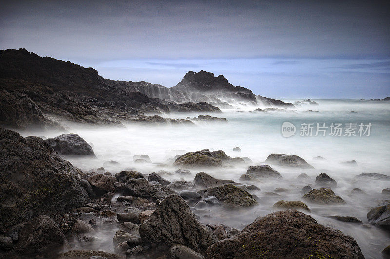 马德拉岛塞萨尔的岩石海滩的海岸风景