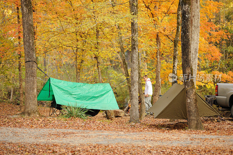 吊床露营在秋天的颜色
