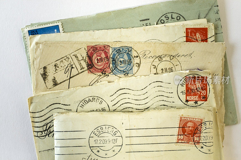 一堆破旧的字母和邮票。