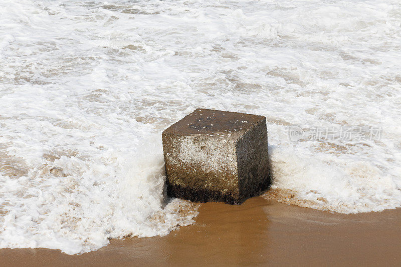 坚固的斯里兰卡混凝土块在海水中