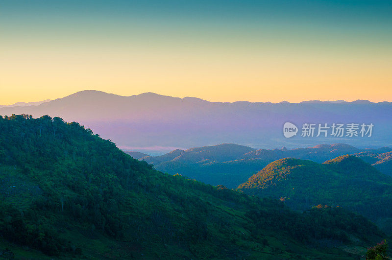 泰国北部的全景日落山景