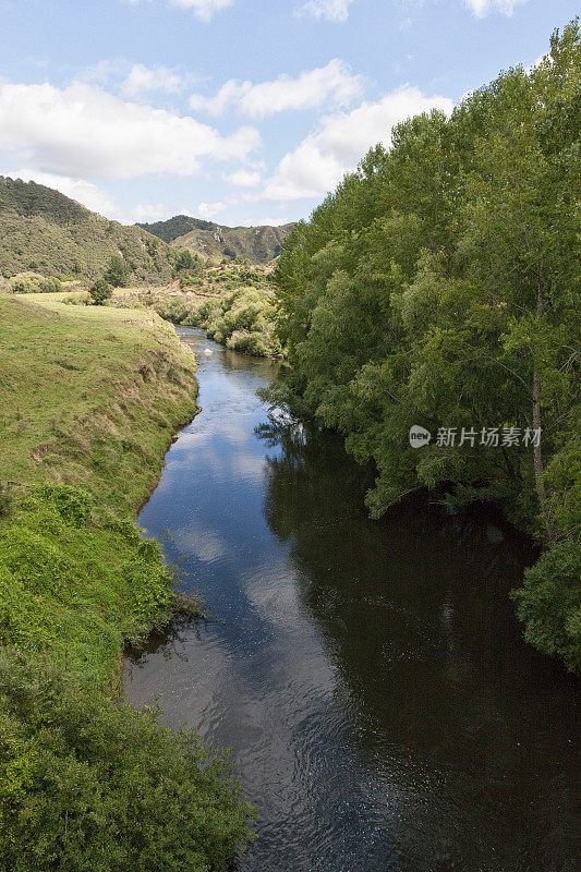 这条河蜿蜒穿过新西兰北岛的乡村景观