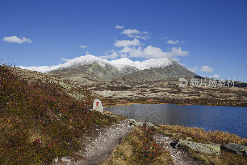 秋天的山景。