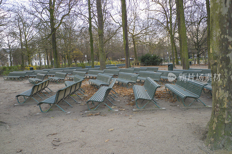 比利时布鲁塞尔公园音乐厅的空长椅
