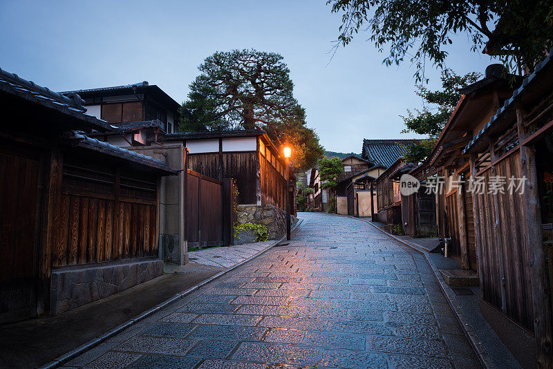 日本京都黎明时分的传统小巷