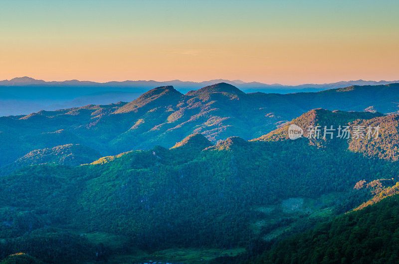 泰国北部的山景日出和薄雾