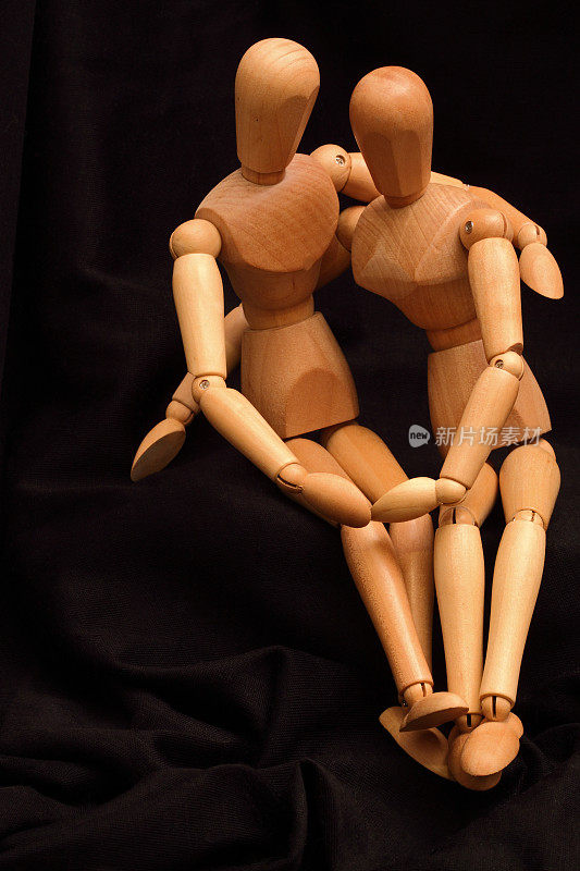 男女人体模型拥抱在一起