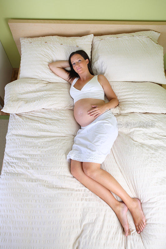 女性在床上-人类怀孕