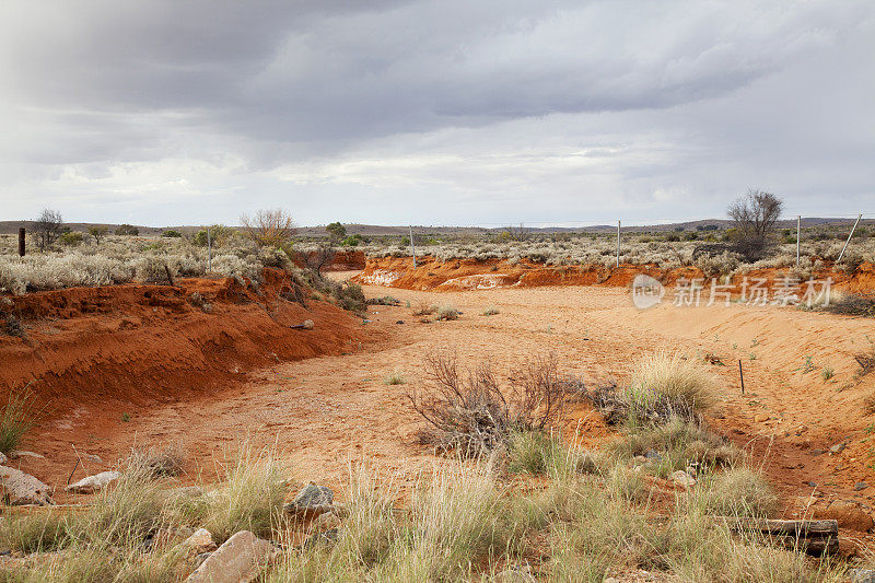 澳大利亚内陆干涸的河床，风暴即将来临
