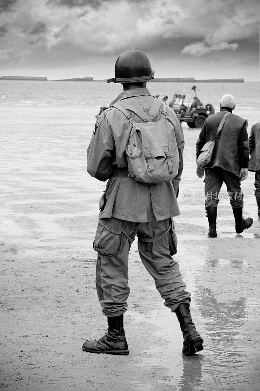 诺曼底登陆日海滩上的士兵