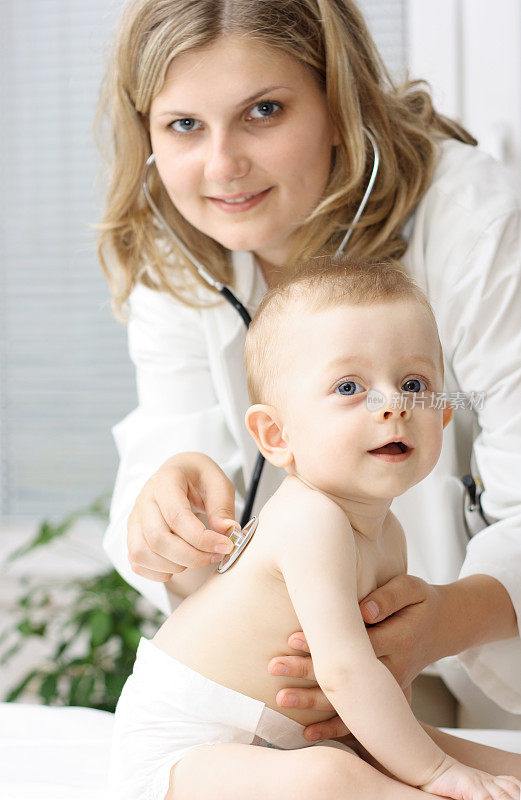 儿科医生与婴儿病人