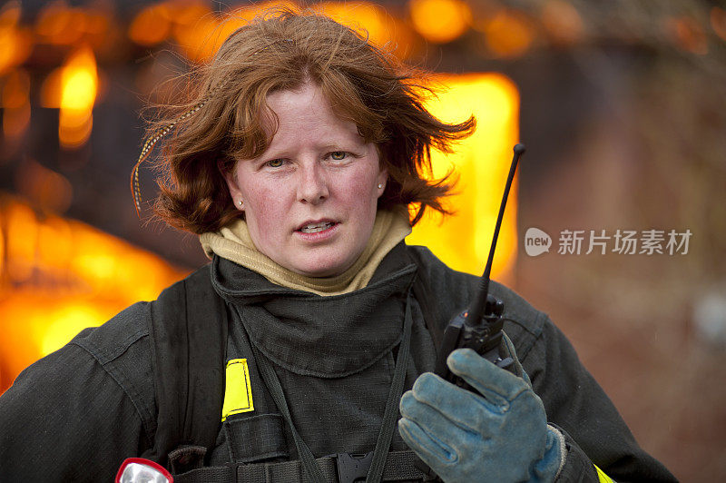 建筑火灾前的女消防员