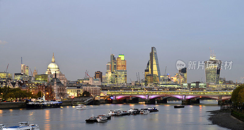 伦敦的地平线和泰晤士河。英国英格兰。