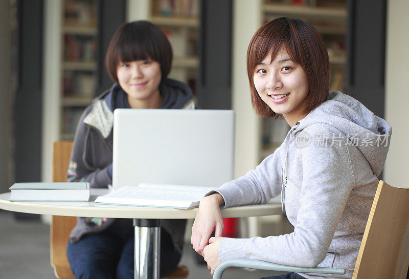 两个女大学生在图书馆学习