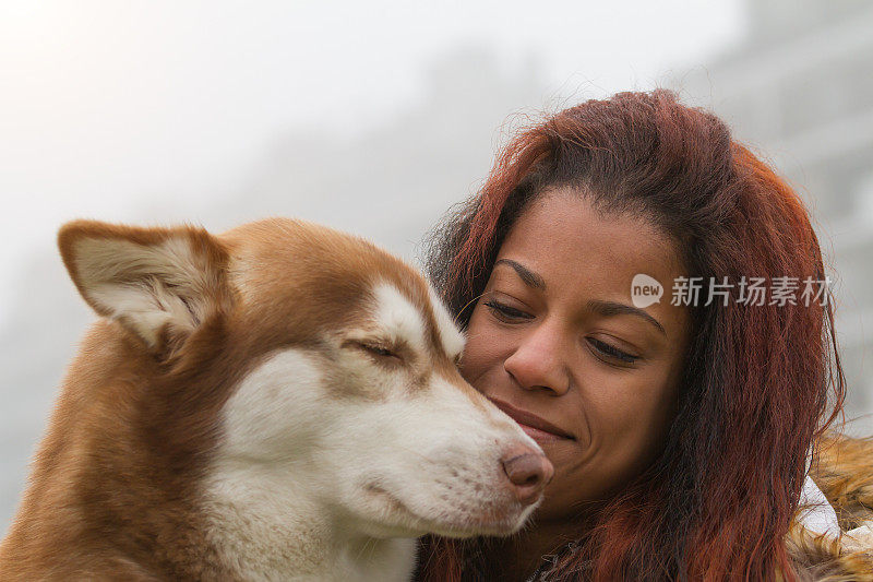 年轻女子和她的西伯利亚哈士奇的肖像