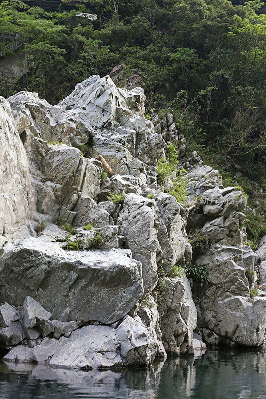 日本四国吉野河Oboke峡谷石灰岩悬崖