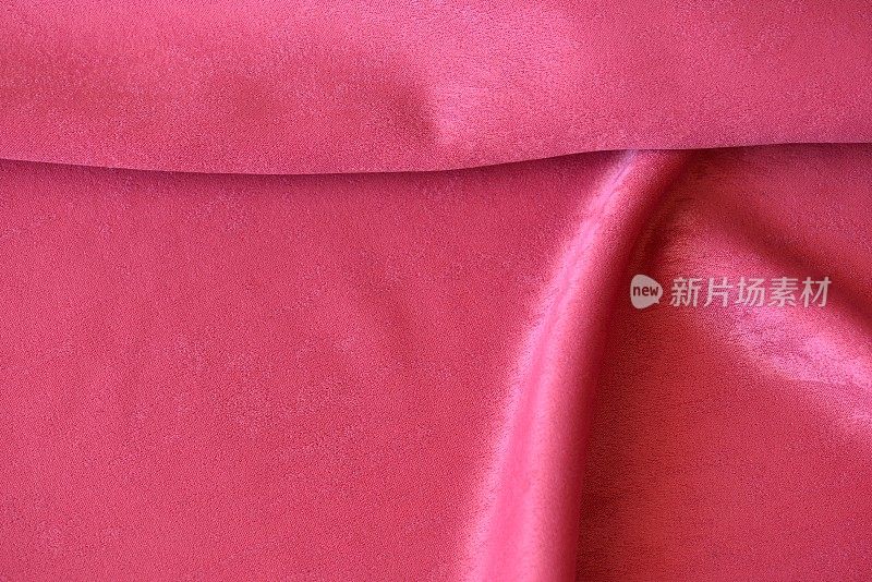 粉红色的丝绸布料。