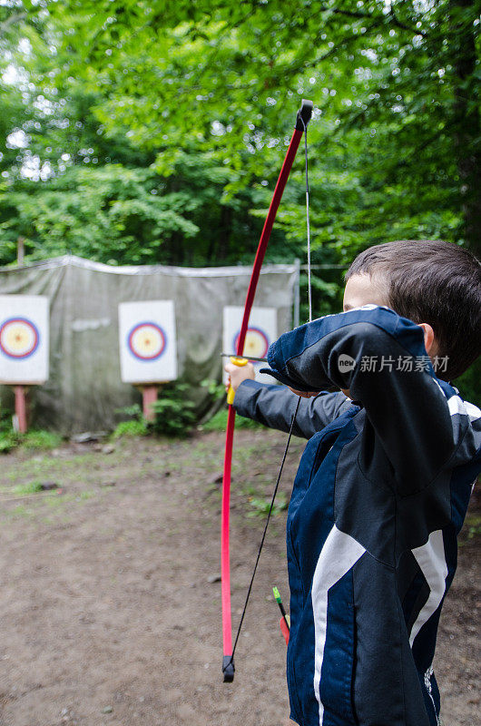 小男孩向靶子射箭