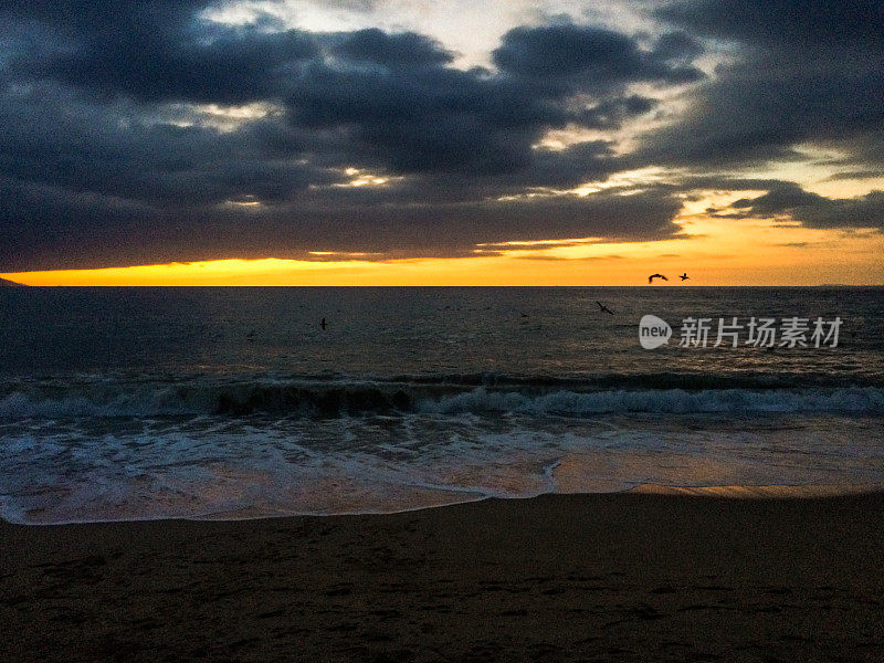 墨西哥巴亚尔塔港的热带海滩日落