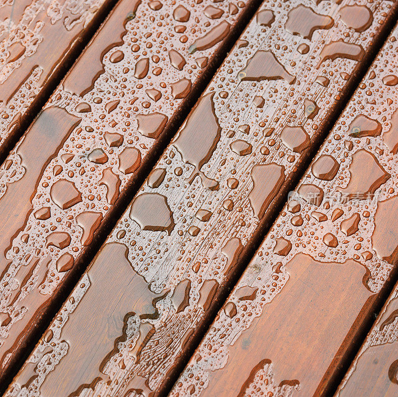 雨后室外甲板表面潮湿