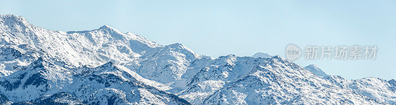 阿尔卑斯山的雪山环绕着因斯布鲁克。