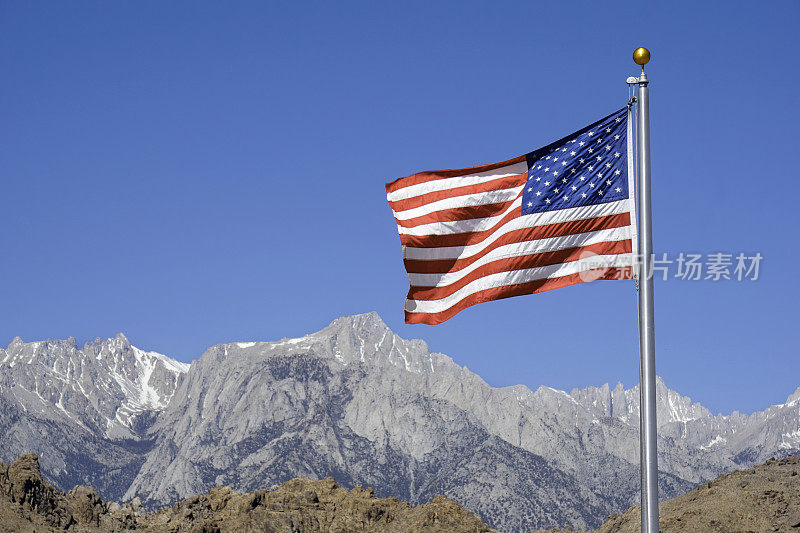 美国国旗和内华达山脉