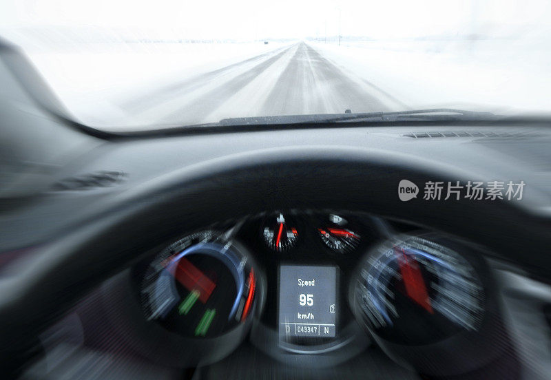 汽车仪表盘在雪地里行驶时变焦应用