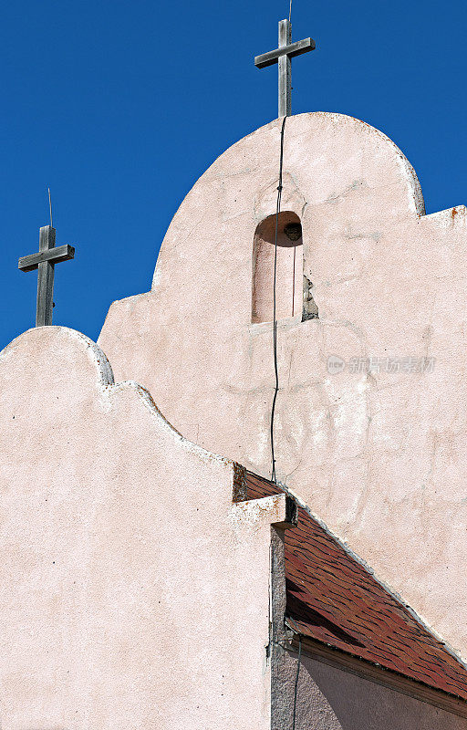 在蒙大拿北部有十字架的旧教会