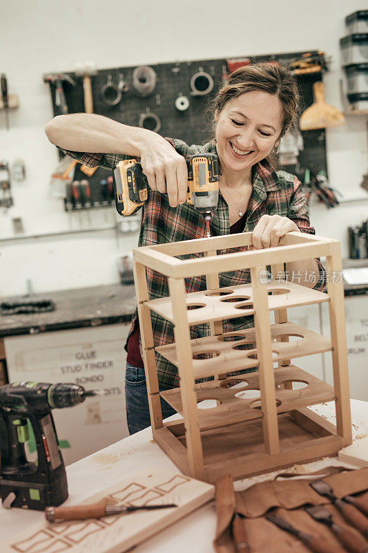 木工工作室的女家具设计师
