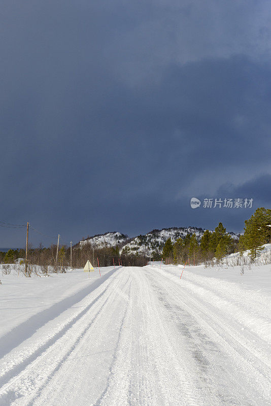 冬天，挪威北部的道路被冰雪覆盖