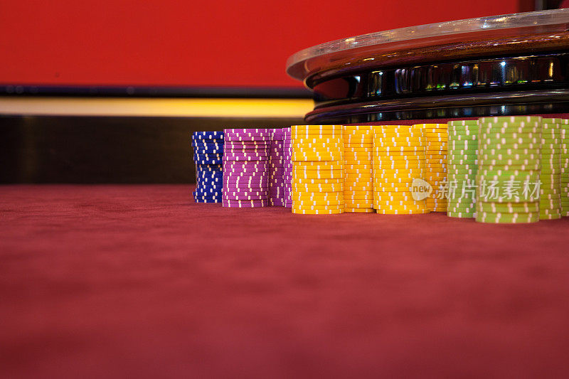 赌场桌上的赌博筹码和轮盘赌轮